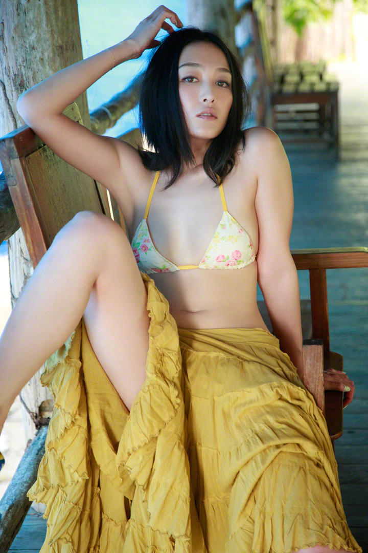 坐在椅子大胆成熟美女高清图片