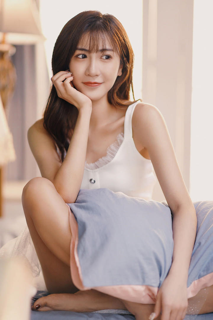 抱着枕头的清纯美女写真图片