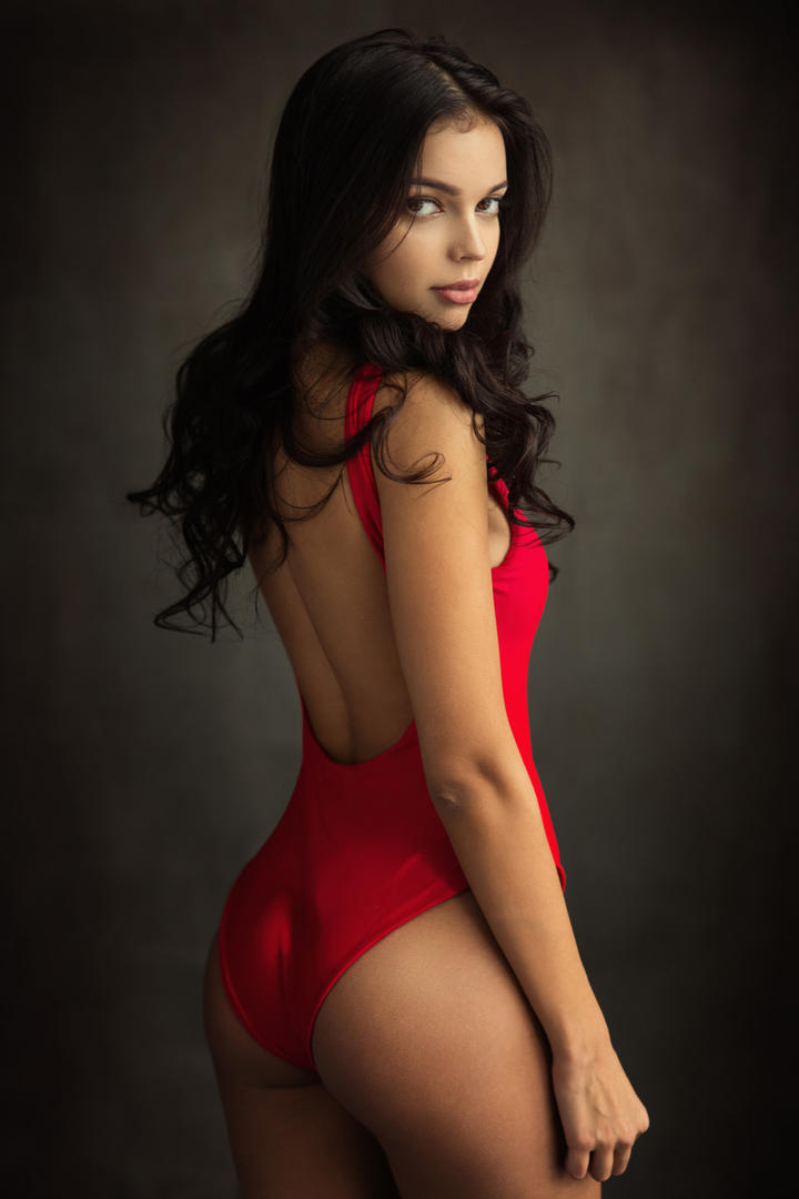 穿着红色比基尼的欧美翘臀美女艺术写真