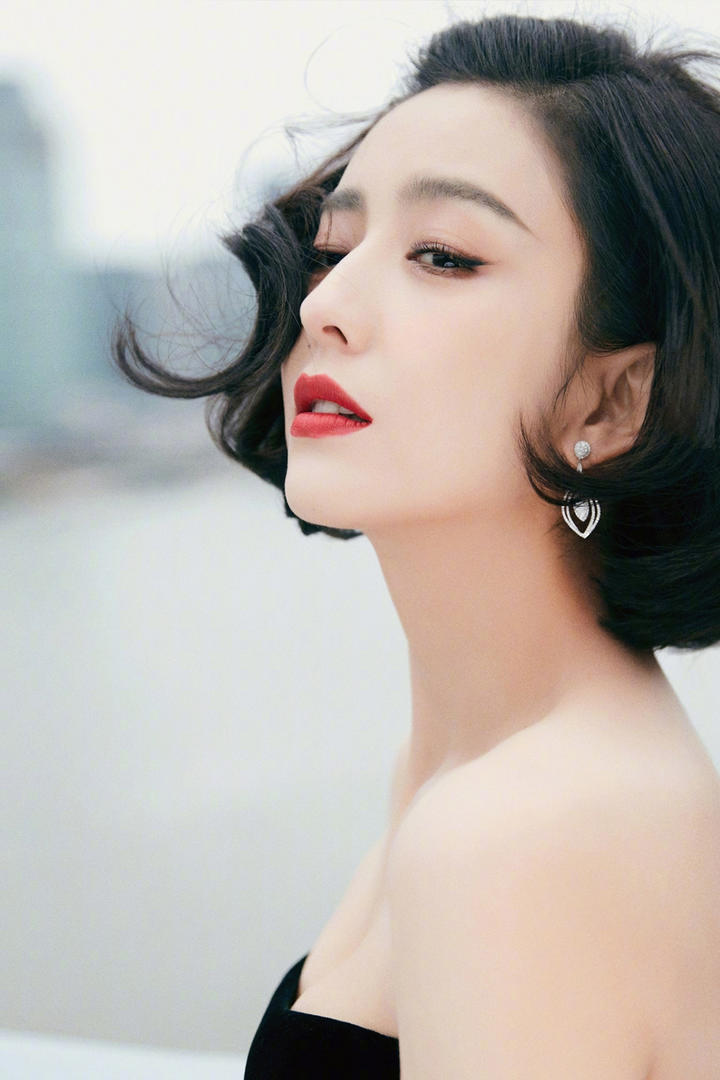 新疆美女明星佟丽娅干练短发写真图片