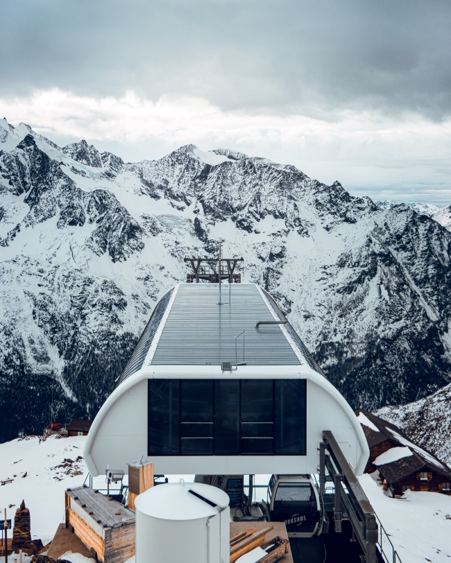 雪山电缆车摄影图片
