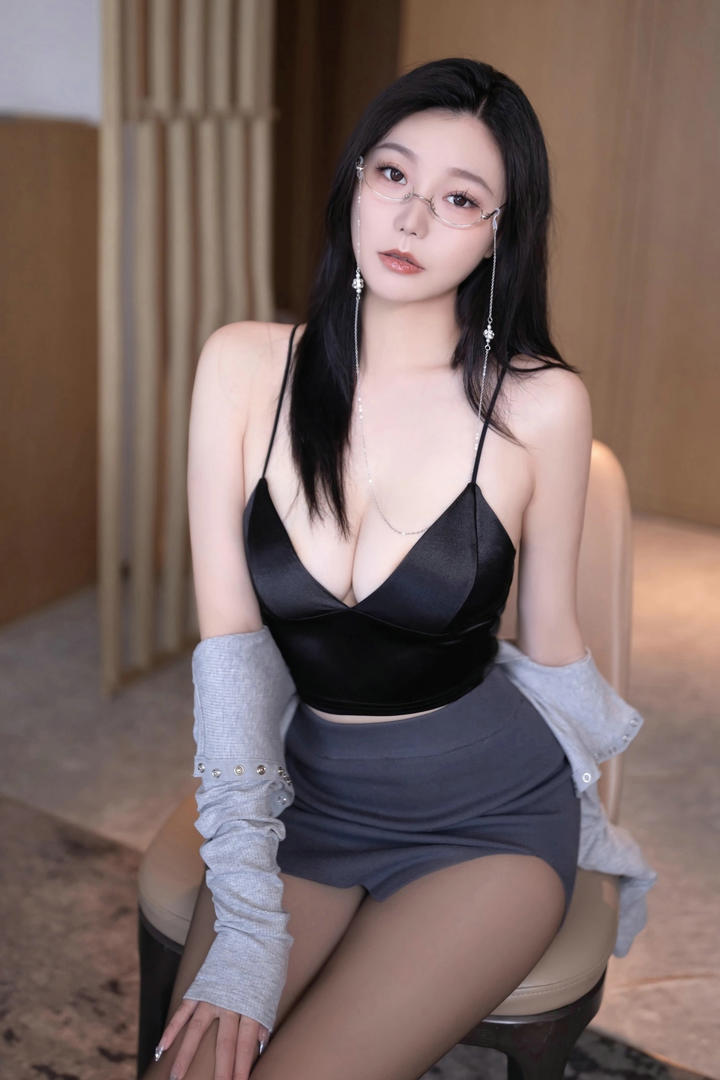 傲人事业线大胸美女模特安然美女性感壁纸图片