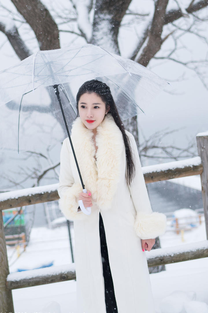走在雪中的高清气质美女写真