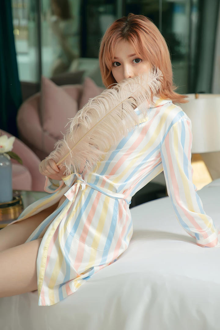 手拿羽毛的条纹睡衣美女国模大胆私拍图片