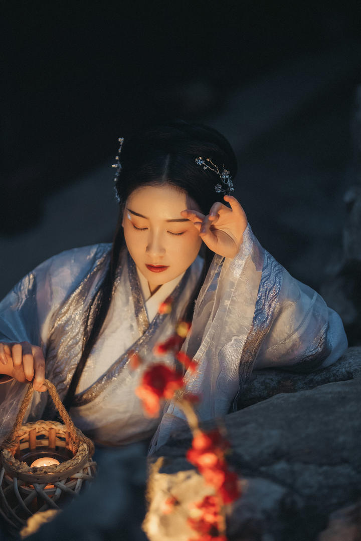 闭目养神的古装汉服美女高清艺术照图片