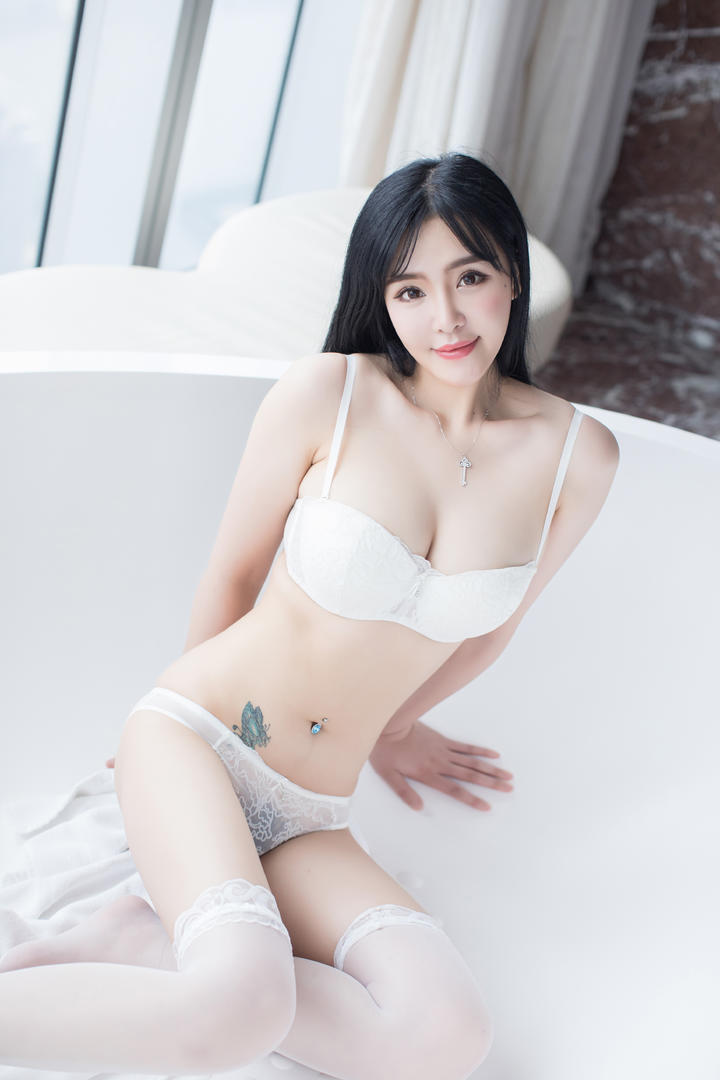 坐在浴缸里的高清性感丝袜美女图片