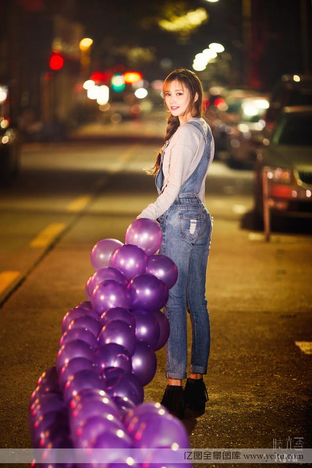 清纯长发美女午夜大街笑容甜美