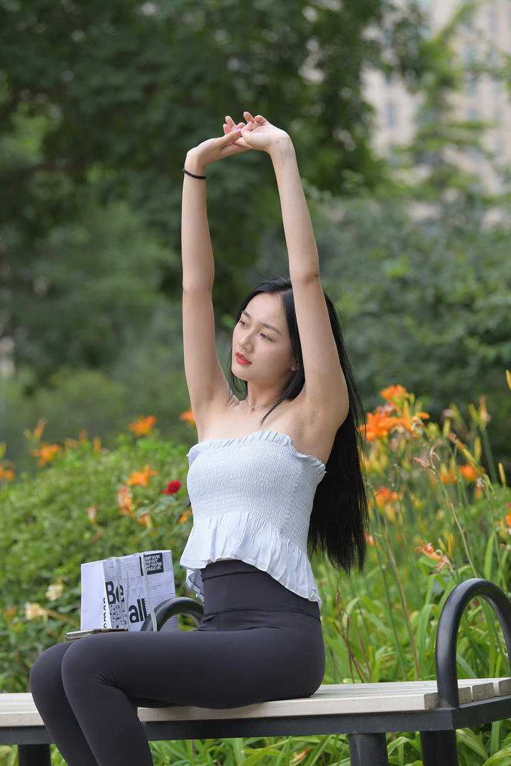 舒展身体的街拍美女紧身裤写真图片
