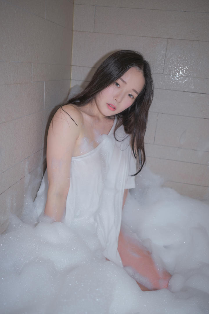 亚洲无码一区二区美女浴室性感写真图片