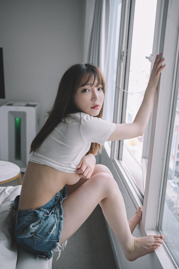 韩国性感苗条身材女孩掀起衣服酥胸半露诱惑图片