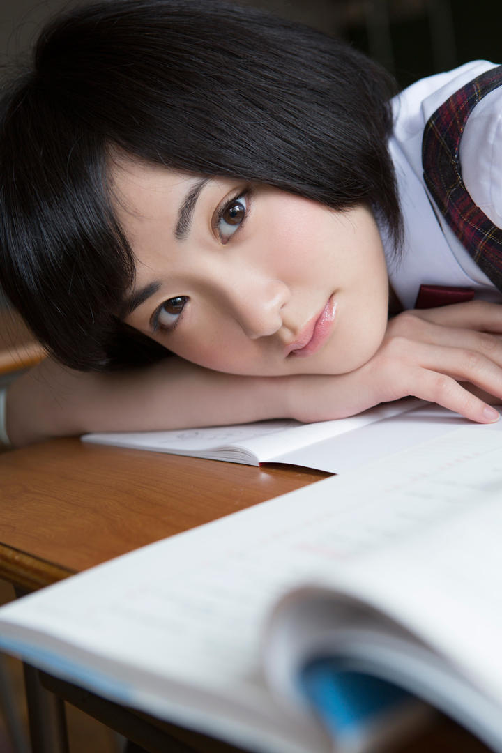 趴在桌子上的清纯女学生写真