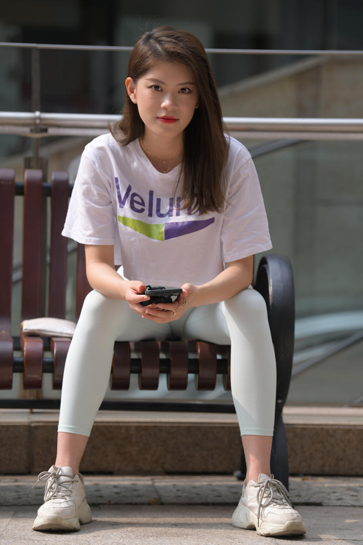 2048社区街拍紧身裤美女性感图片