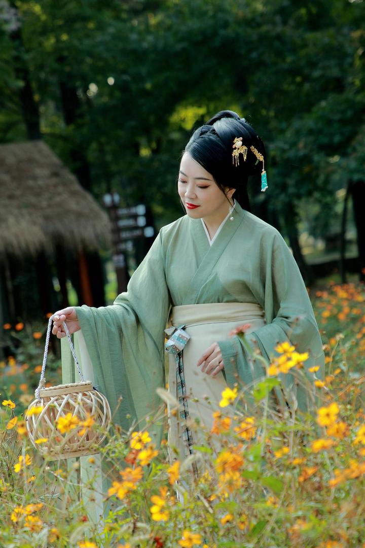 采花的古装美女艺术写真图片