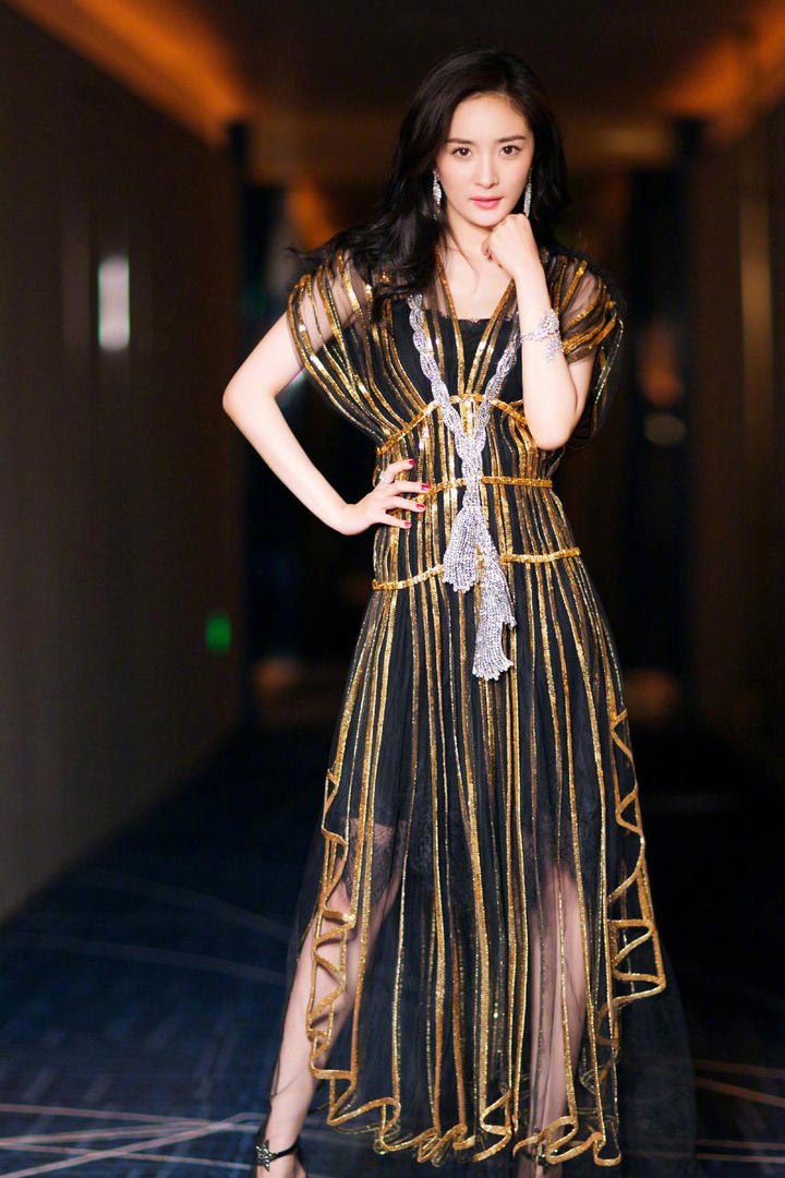 杨幂长发披肩高清全身照图片