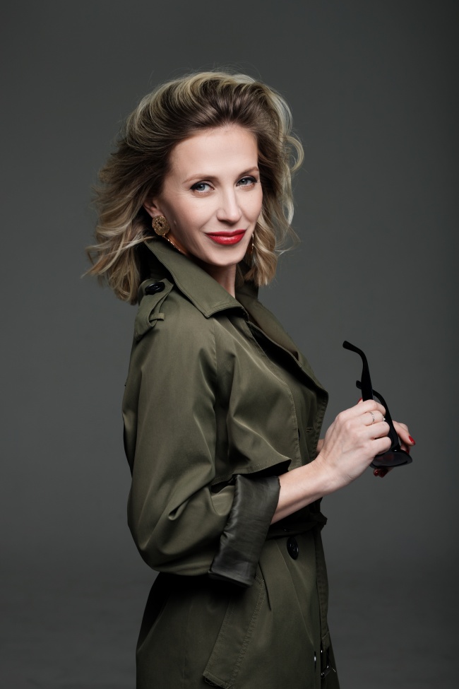 欧洲大红唇美女写真图片