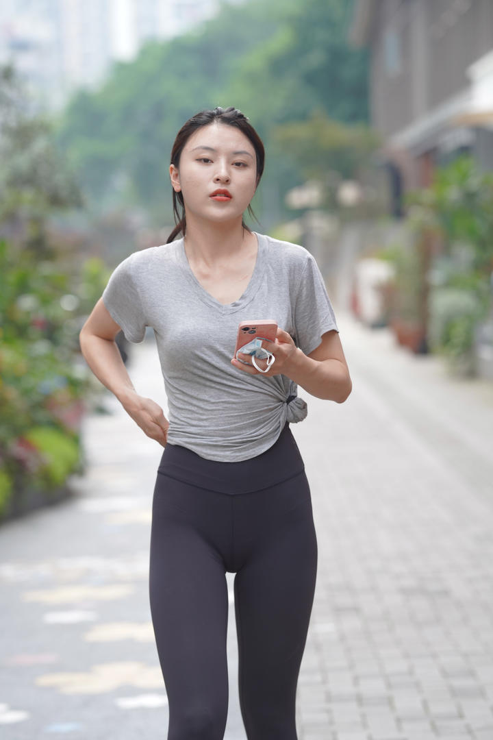 身材高挑的户外瑜伽裤美女照片