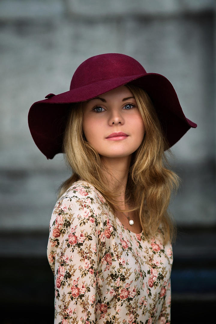 戴着帽子的欧美美女肖像艺术写真图片