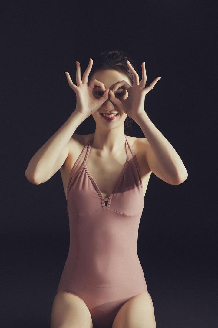 可爱的美女嘉丽跳舞人体艺术写真图片