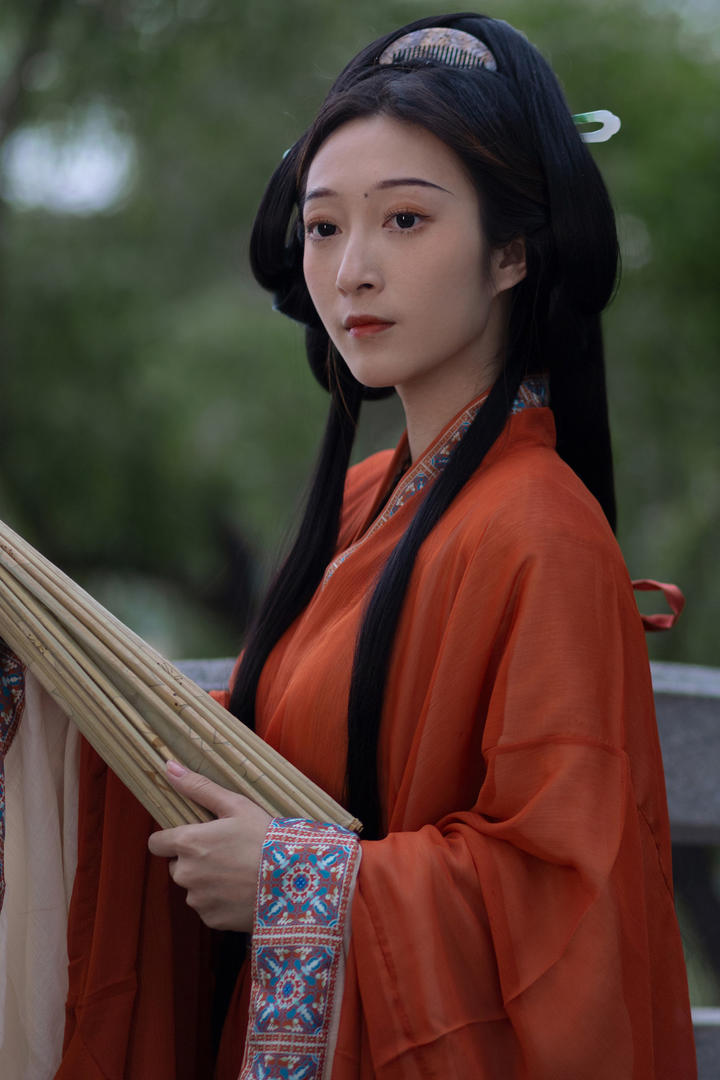 抱着油纸伞的古装汉服美女高清壁纸图片大全