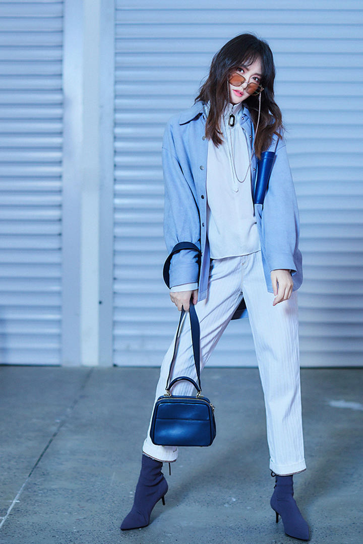 提着包的时尚气质女神唐嫣写真