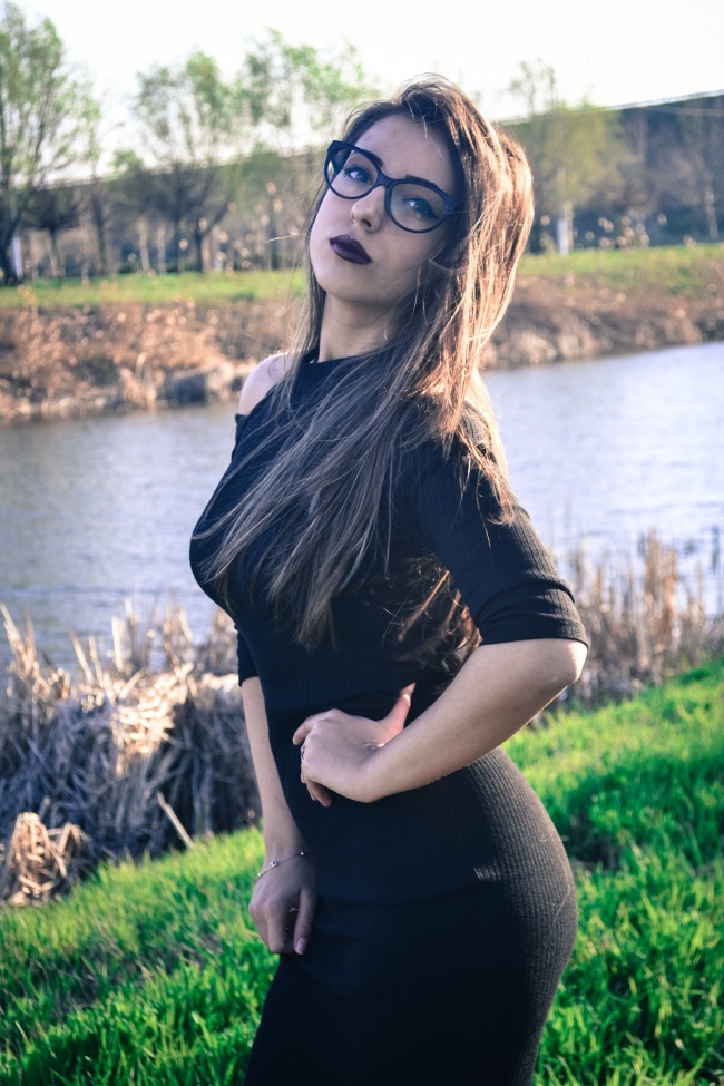 前凸后翘美女图片