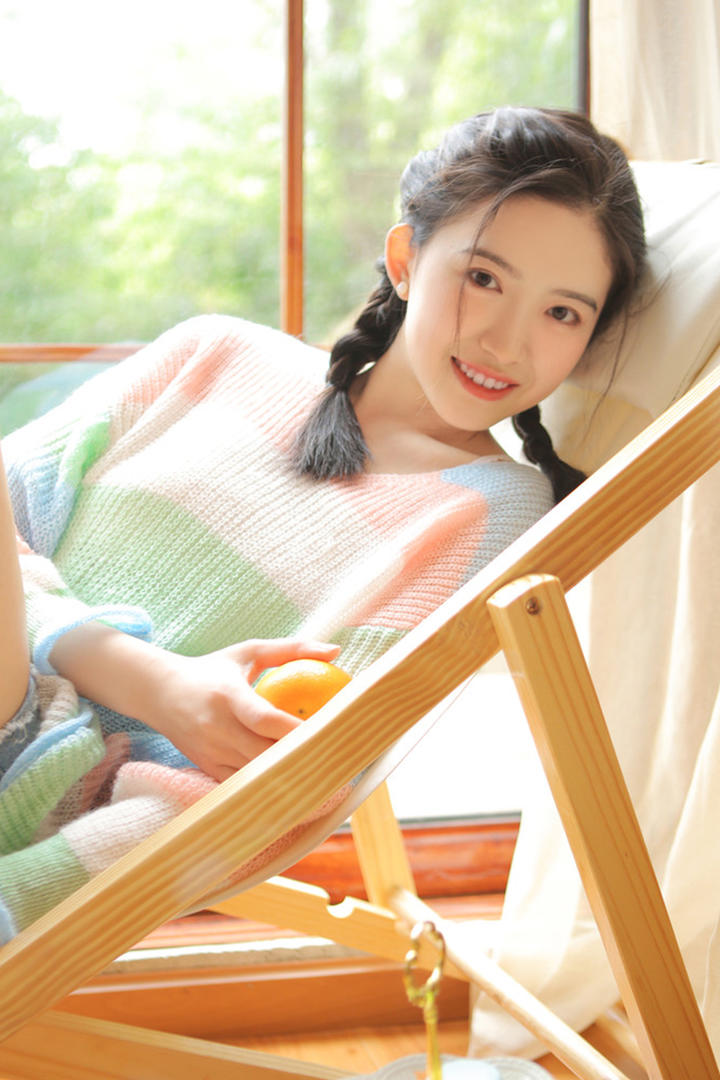 躺在椅子上的极品清纯美女写真