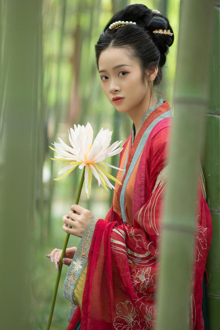 竹林里拿着白色鲜花的古装美女图片