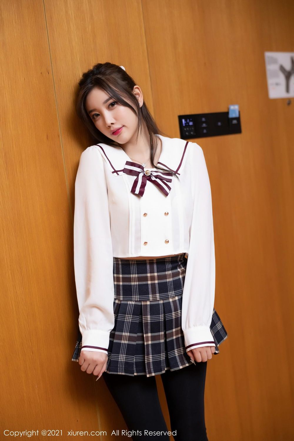 秀人网性感女神杨晨晨Yome格子裙学院风制服朦胧丝袜写真