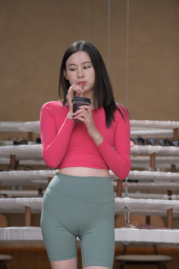 喝咖啡的紧身裤美女模特高清图片