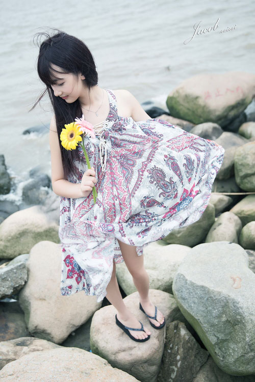 娇艳如花的海边清纯少女
