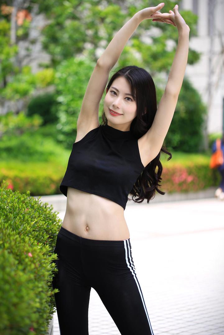 公园里健身的高清清纯美女图片