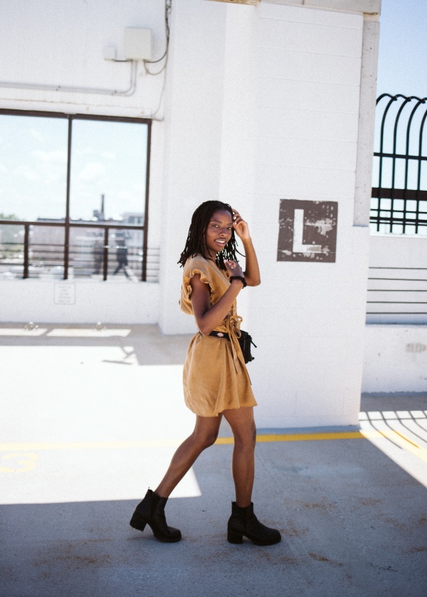 街拍黑人长腿美女图片