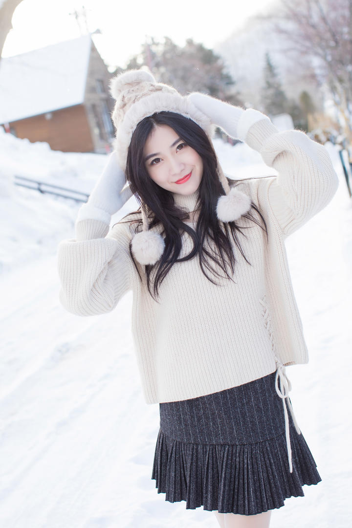高清雪地里的清纯美女图片