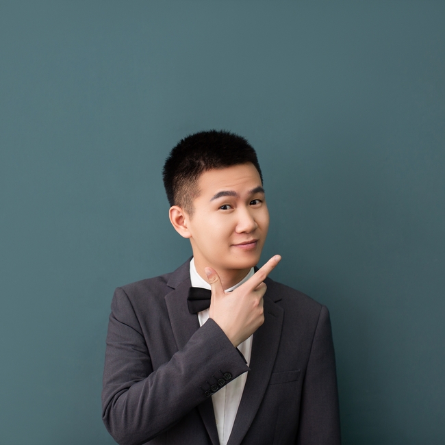 亚洲寸头西装帅哥写真图片