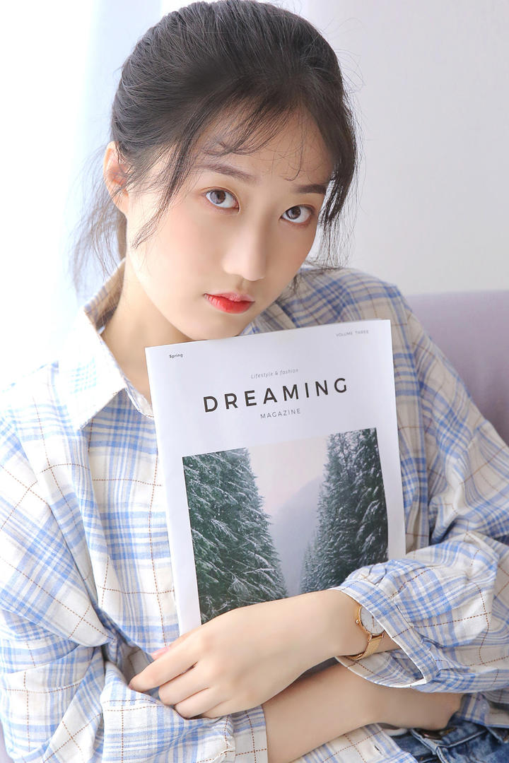 抱着书的清纯美女学生写真