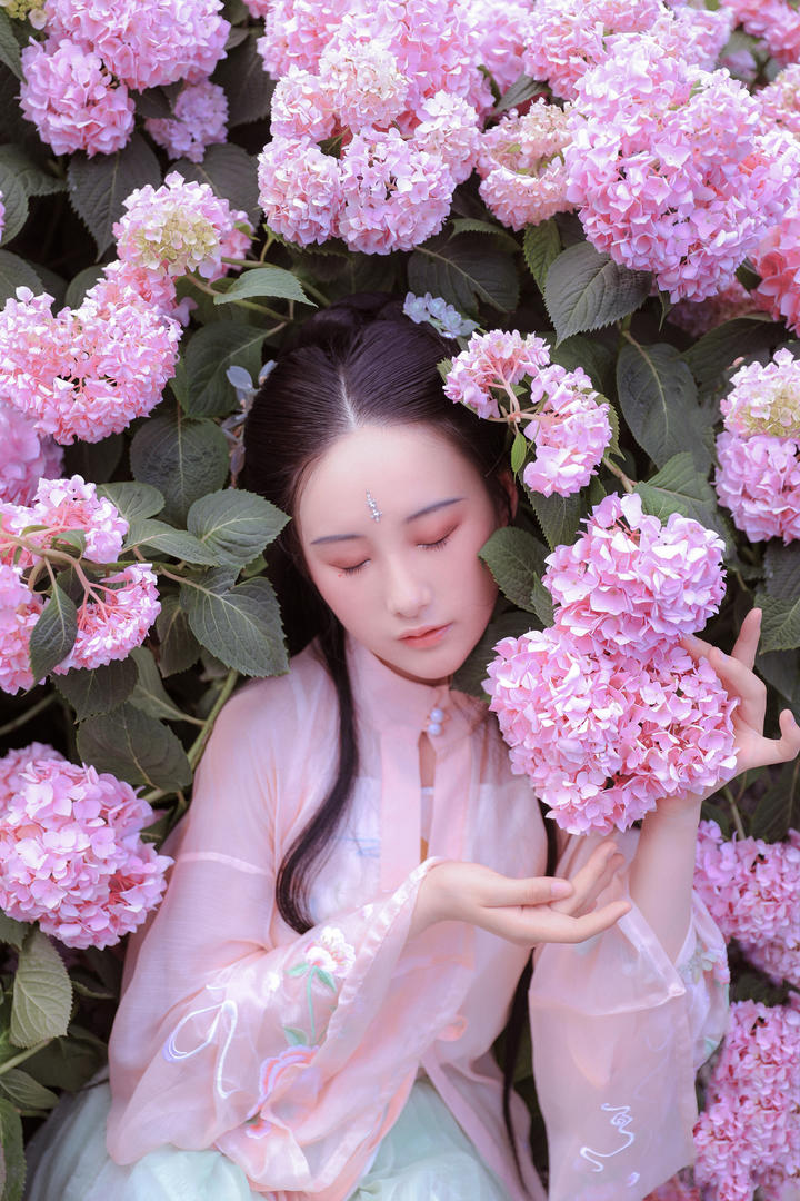 花丛中的唯美古装美女人像摄影写真图片