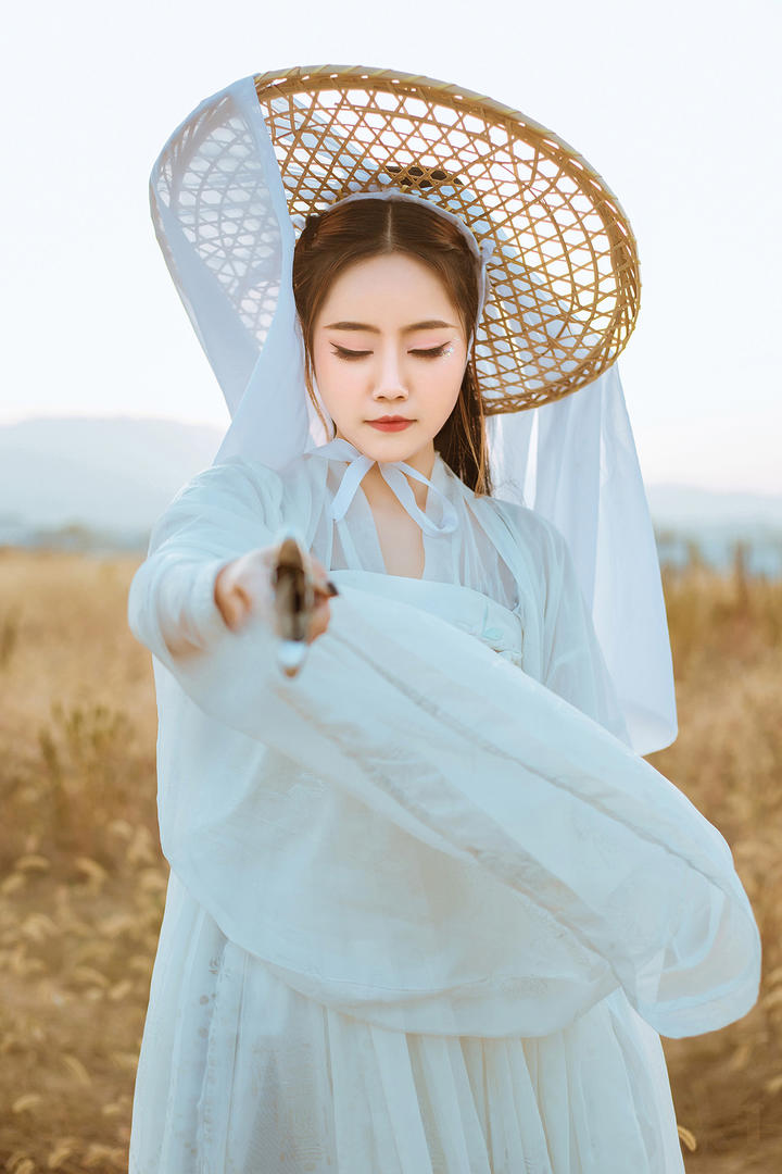 白衣飘飘的女侠客古装美女图片