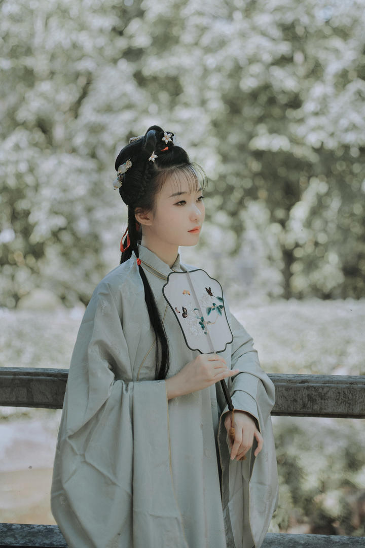 落落大方的气质古装美女凡鹿人像艺术写真图片