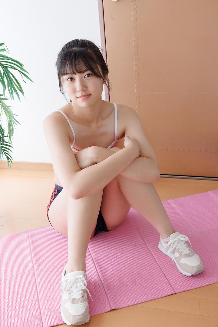 坐在瑜伽垫上的日本极品粉嫩美女高清图片