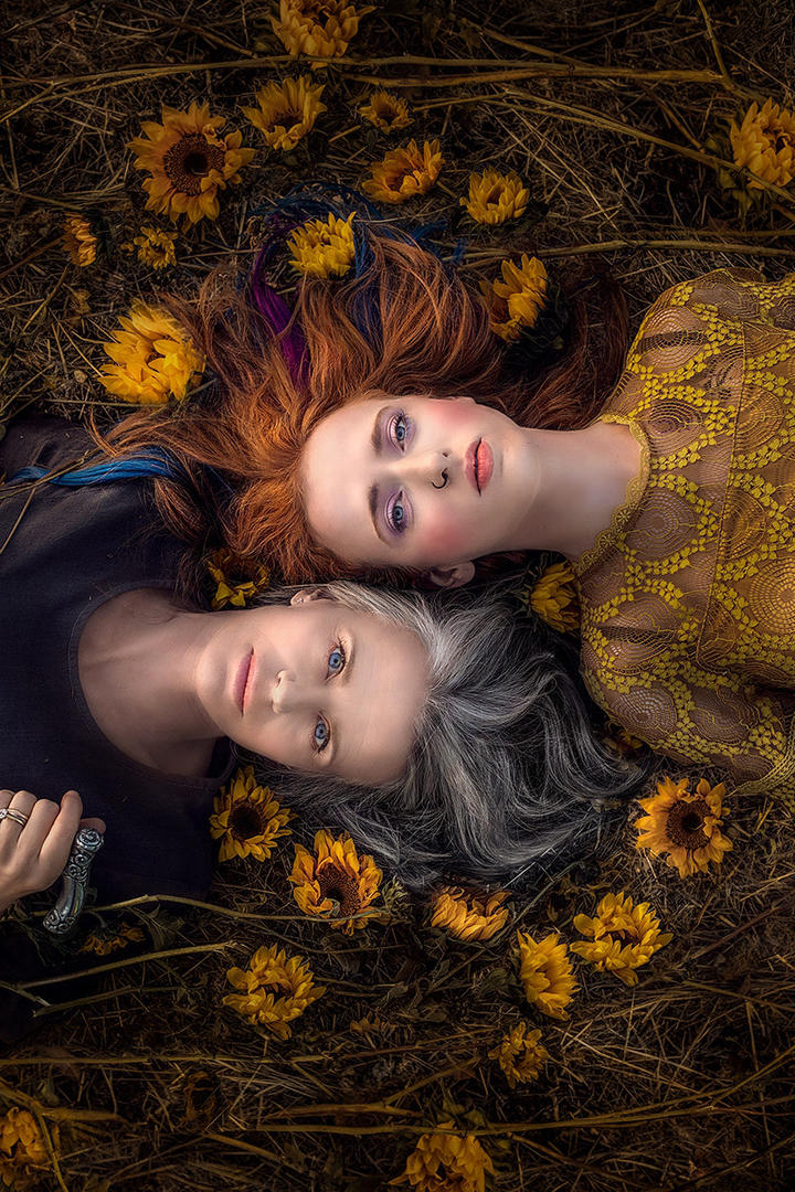 躺在地上的欧美美女摄影图片