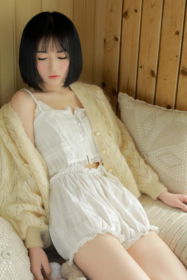 躺在沙发上的极品美腿美女图片