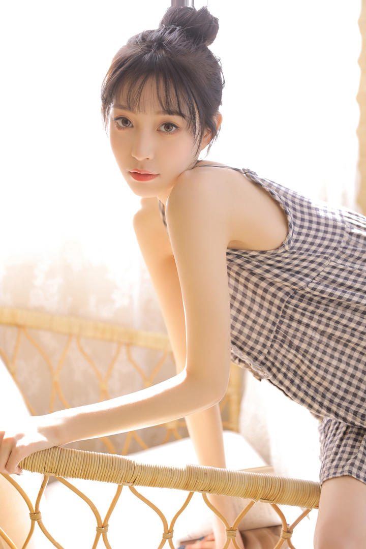 趴在椅子上的极品清纯女大学生私房照写真图片