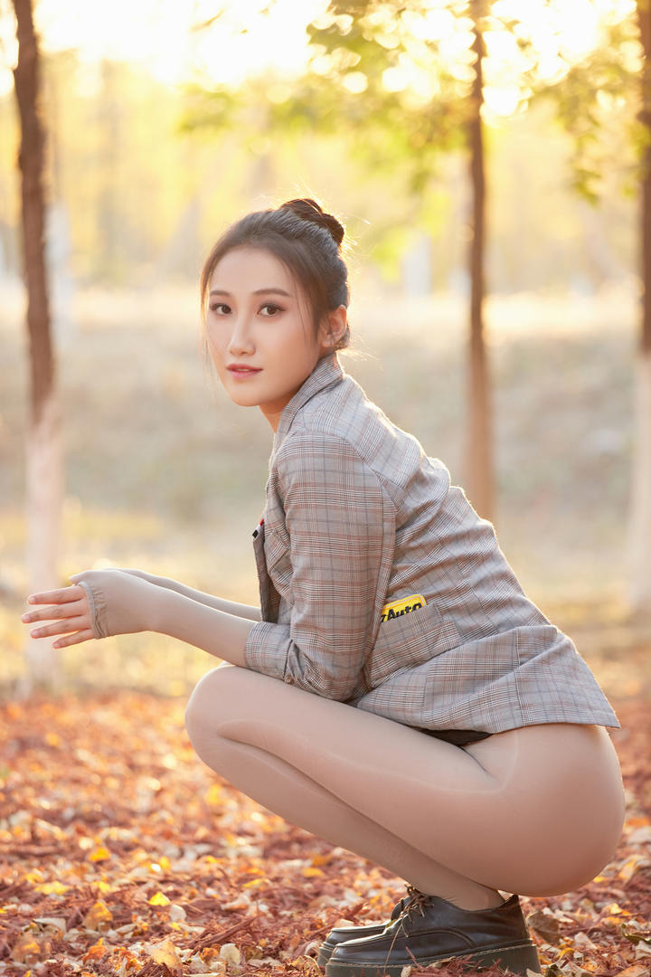 户外约拍超短裙美女思文高清写真图片