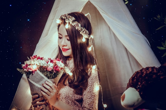 星空帐篷下的美女图片