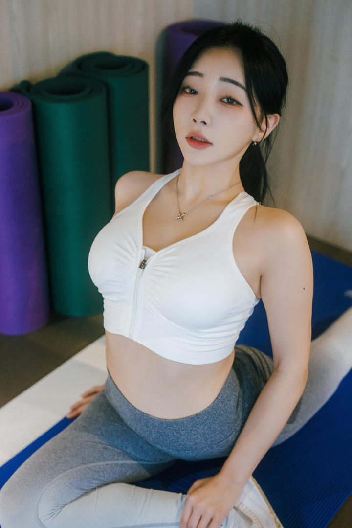 做瑜伽的紧身裤美女性感人体艺术写真图片