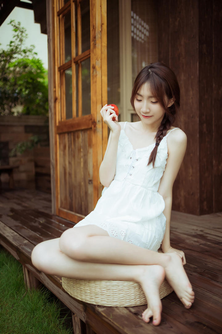国产在线唯美清纯美女小乔丝滑美腿写真套图