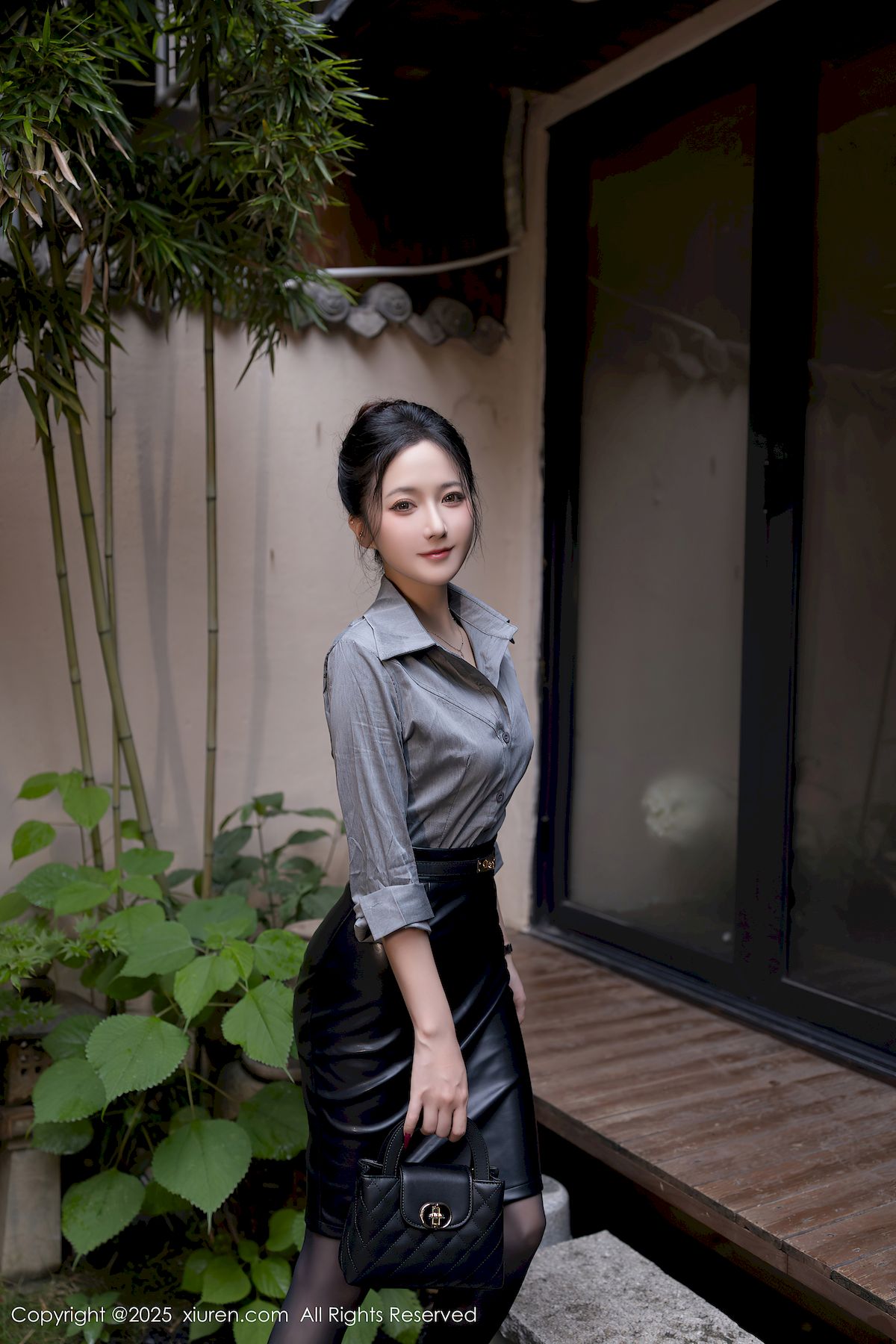 秀人网模特鱼子酱Fish灰色衬衫魅惑黑丝性感写真