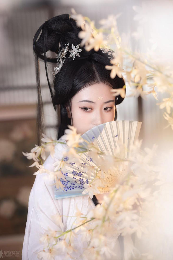 拿着扇子的唯美古装美女图片