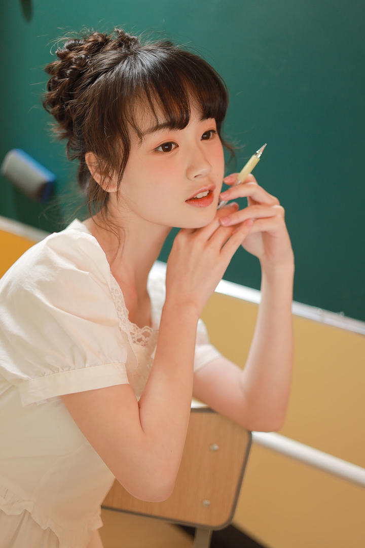 专心上课的甜美女孩柚子唯美女生壁纸图片