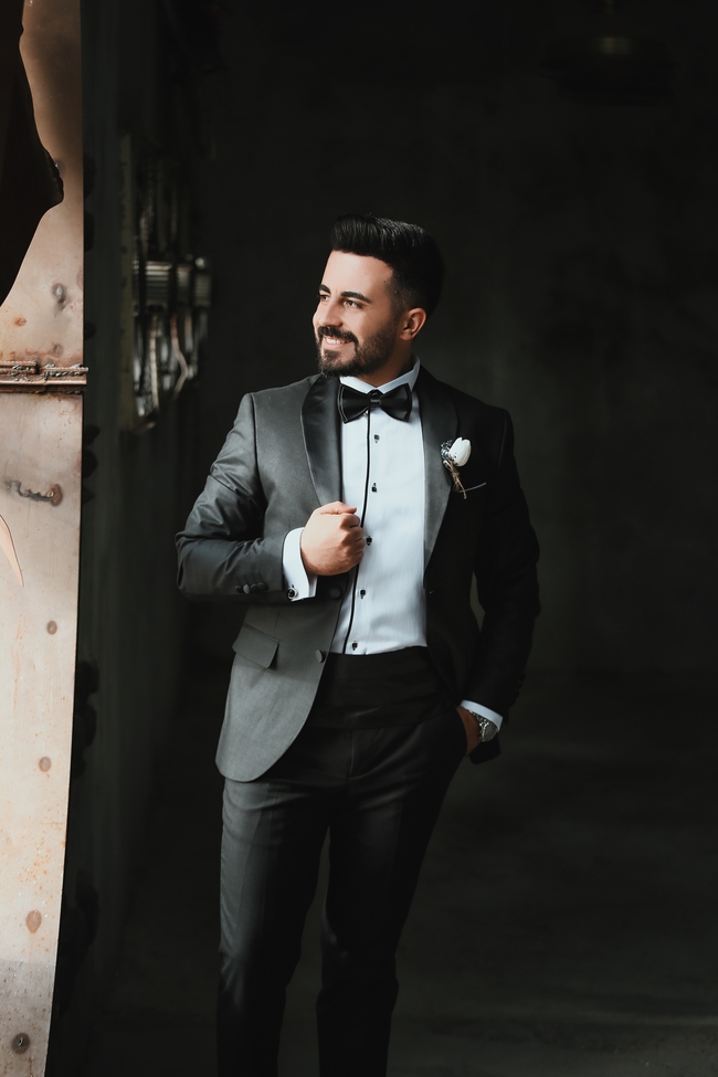 欧美黑色新郎装帅哥写真摄影图片